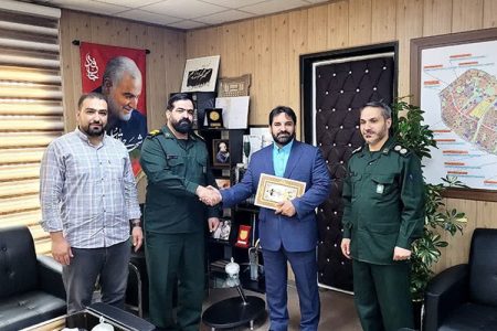 تجلیل فرمانده سپاه حیدر کرار (ع) پرند از دکتر اله یاری