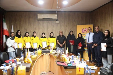 تقدیر ازقهرمانان رده سنی شناگر بانوان با حضور رییس هیئت ورزشهای آبی و مدیرعامل شرکت ارتعاشات صنعتی ایران